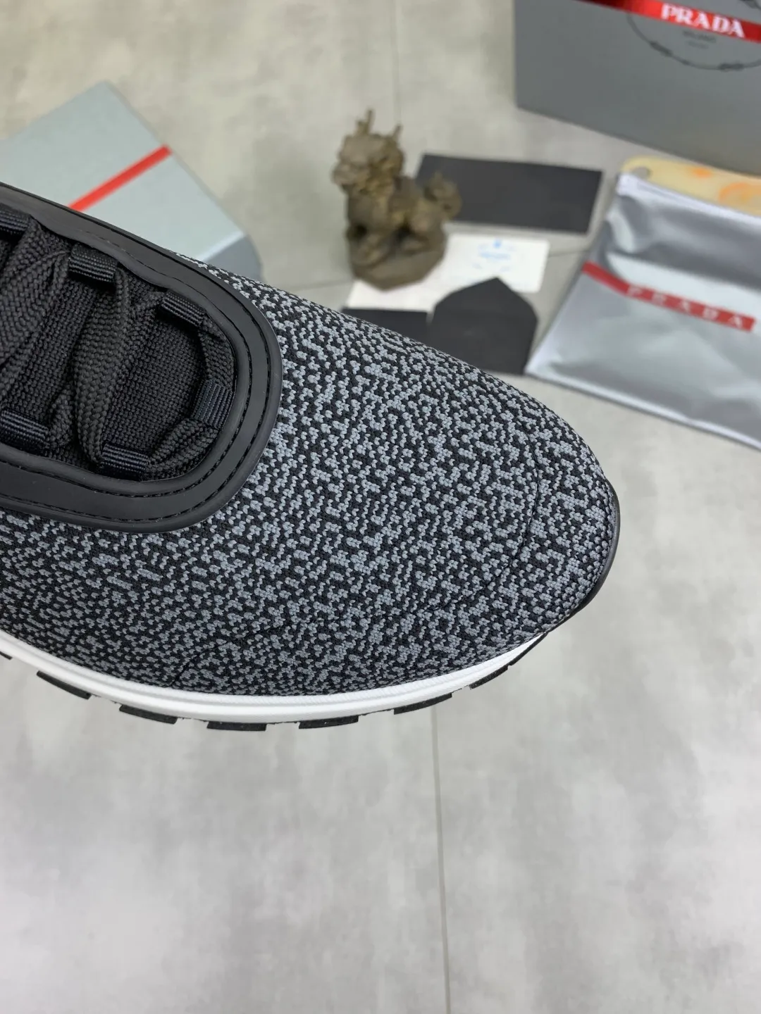 Men's Men's Shoes 💰P500💰【New Style】 (PRADA) The latest model of men's shoes has been launched on the official website in 1:1 copy, synchronized with Hong Kong counters, and on the same catwalk; all made of cowhide Epoxy mesh ➕Imported breathable fabric with cowhide lining, 🍡🍡Original 1:1 rubber outsole, non-slip and wear-resistant; comfortable on the feet, attractive style, fine workmanship, and simple and neat shoe lasts, highlighting a man's boldness and toughness, 👍size 38 to 44 3⃣️Color🉑️Choose